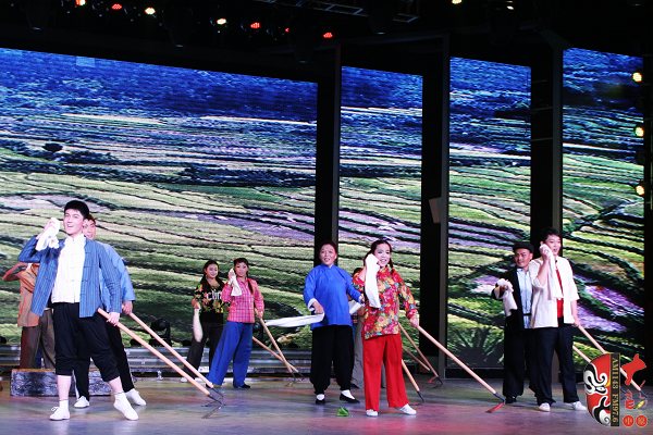 群眾勞動場面，劇中演員包含票友、專業(yè)演員、戲迷