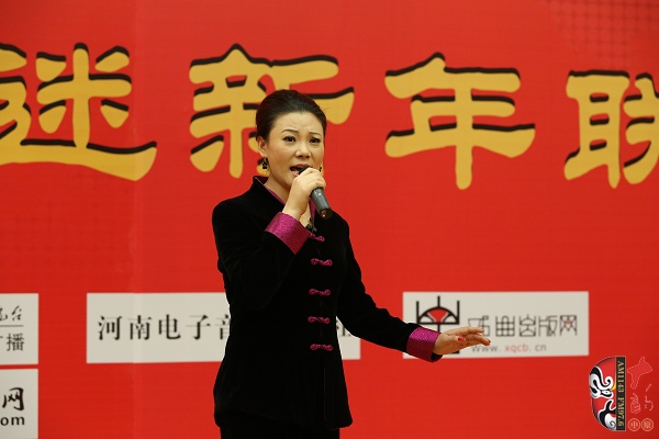 戲曲廣播主持人王唯、曉琴、丁蘭、李鋮及鄭州市曲劇團(tuán)優(yōu)秀演員張娜共同表演的小品《賣鞋》