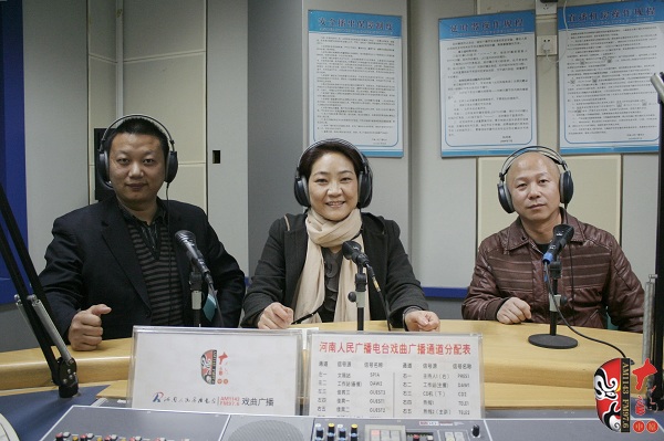 本次傳統古裝大戲《三哭殿》的輔導老師之一、著名越調演員李娟（中）及本次大戲的主要演員做客直播間