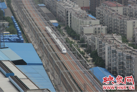 4日上午8點(diǎn)10分，隨著一聲汽笛長(zhǎng)鳴，一列“子彈頭”列車(chē)緩緩駛出鄭州車(chē)站。