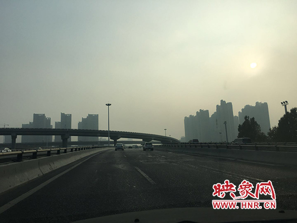 限行首日，三環(huán)橋上橋下，車輛不多，交通狀況良好。