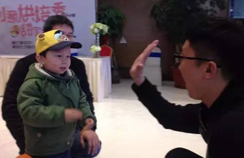 老楊你真心的是童心未泯啊，來，跟叔叔Give Me Five！