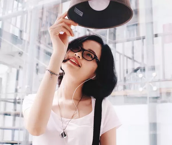 當(dāng)然，怎么能少的了美女出鏡？