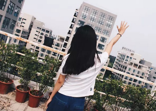 你問(wèn)我要去向何方，我指向天空的方向。