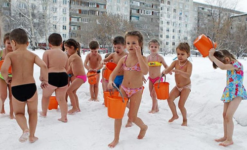 幼兒園的兒童身穿泳裝，在零下25度的雪地里沖涼水澡。