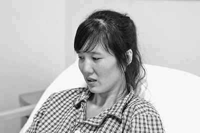 郭萍先做完手術的左腳剛剛拆線，但還打著石膏，鋼釘也尚未取出