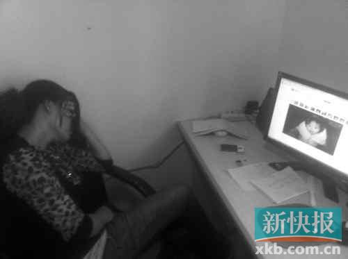 遇難孩子的母親向記者展示女兒生前的照片，一邊掩面而泣
