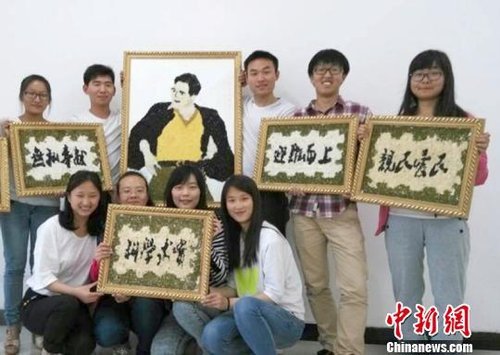 大學(xué)生們?yōu)榧o(jì)念焦裕祿，用黑豆、綠豆、大米等糧食在硬紙板上創(chuàng)作的糧食畫