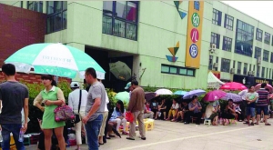 金壇市實(shí)驗(yàn)幼兒園門前，家長在排隊(duì)