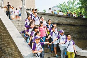 西安小雁塔景區(qū)內(nèi)，學(xué)生們正在古跡前合影留念