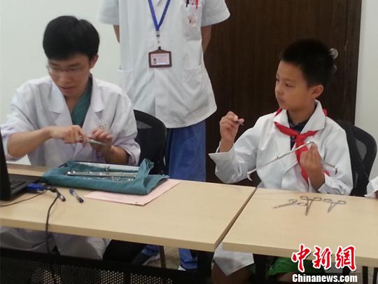 兒童暑期“職業(yè)體驗(yàn)” 醫(yī)生、警察職業(yè)受熱捧