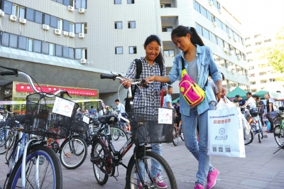 前天，兩名新生在登記后領(lǐng)取了自己的“愛心車”