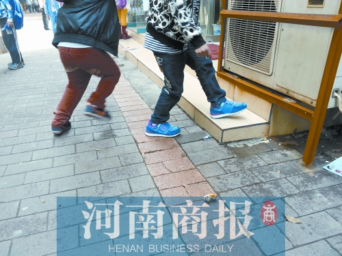 路邊，兩個(gè)小學(xué)生正在扔“臭屁炸彈