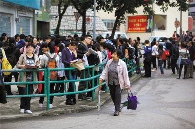 2012年12月1日早晨，香港一處SAT考場(chǎng)，考生在等候進(jìn)場(chǎng)