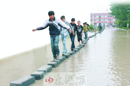 因“挪”修下水道錢學校被淹 學生渡“?！鄙蠈W