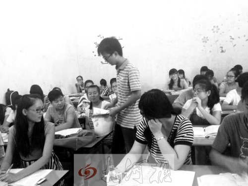 補(bǔ)習(xí)課上，馮昊怡不像老師，更像是學(xué)生們的同學(xué)。