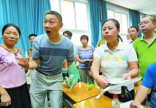 小升初“復(fù)議”現(xiàn)場(chǎng)，一些孩子被分得“遠(yuǎn)”的家長討說法