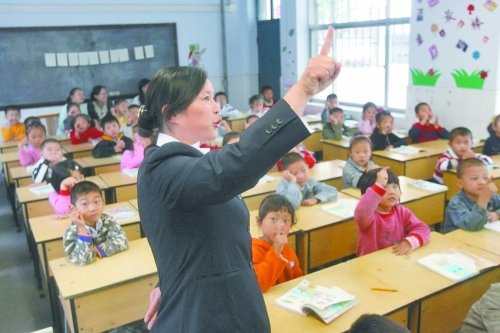 不到上小學(xué)年齡的孩子，只得在幼兒園復(fù)讀或者上“幼小銜接班”