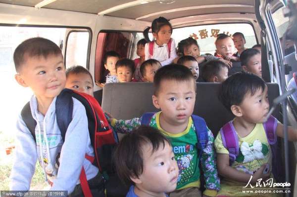  2013年9月3日，河南信陽，6座的面包車?yán)锩婢尤粷M滿當(dāng)當(dāng)擠滿了28個3、4歲的孩子