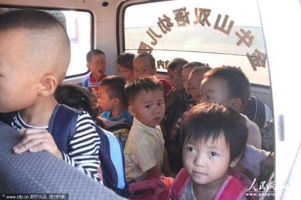 2013年9月3日，河南信陽，6座的面包車?yán)锩婢尤粷M滿當(dāng)當(dāng)擠滿了28個3、4歲的孩子