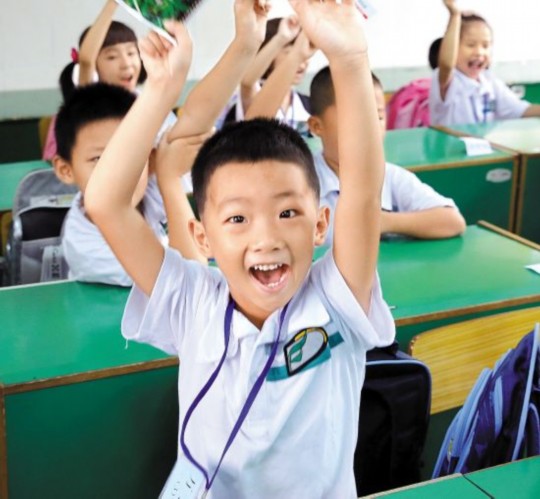 　　新學(xué)期在“減負(fù)新規(guī)”的爭(zhēng)議聲中開始了，廣州很多學(xué)校還是照常布置作業(yè)。但也有學(xué)校支持“減負(fù)新規(guī)”，