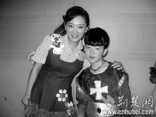 楊光參加央視節(jié)目表演時(shí)，同主持人月亮姐姐合影