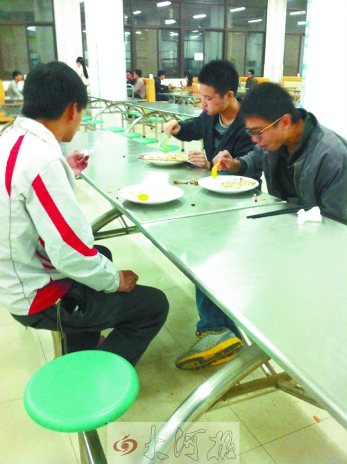 在鄭州一所高校食堂內(nèi)，大多數(shù)學(xué)生都是“光盤族”