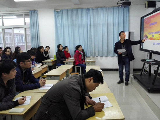 劉永力書記主講，全體黨員和教師參會(huì)聆聽