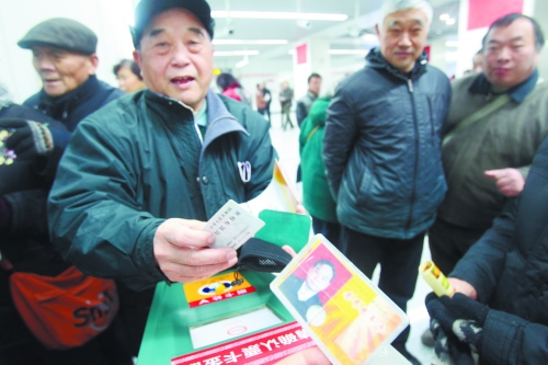 老人帶著多種證件想免費乘車，工作人員稱沒接到通知拒絕。
