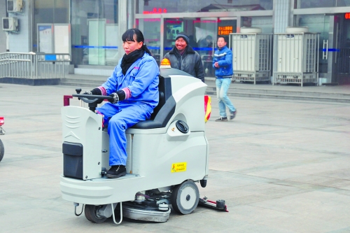 洛陽火車站新購3臺洗地機(jī)提高保潔作業(yè)效率，成為站前廣場一道風(fēng)景