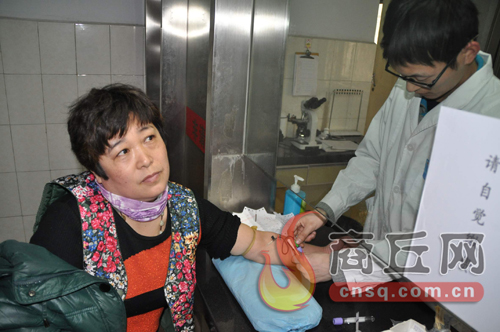 劉艷平的血樣和浙江省一位患者成功配型，1月15日下午3點，醫(yī)護人員正在為劉艷平再次抽取血樣