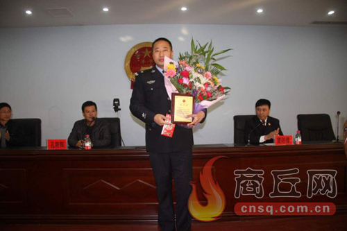 高兵雷是睢陽區(qū)檢察院一位檢察干警，在去鄭州捐獻(xiàn)造血干細(xì)胞時，他所在的單位為他組織了熱烈的歡送儀式