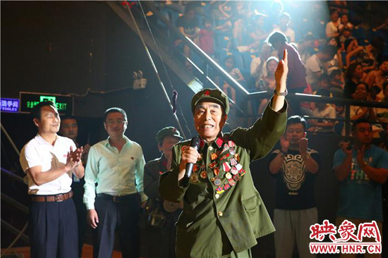 胡國全高唱《志愿軍戰(zhàn)歌》，朝鮮國立雜技團(tuán)團(tuán)長拍手致敬