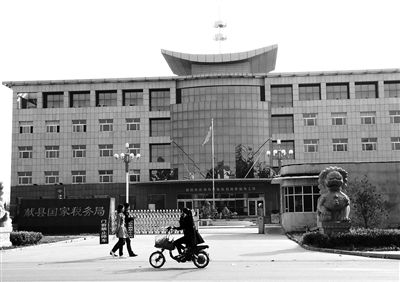 10月29日，河北滄州市獻(xiàn)縣國稅局。10月底，一些企業(yè)主被叫到國稅局談“交稅”問題。新京報(bào)記者 孟祥超 攝