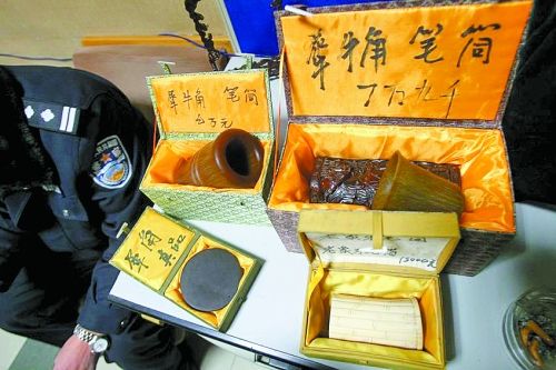 這些商品被暫扣，并根據(jù)鑒定情況對(duì)販賣者依法處罰。 記者 閆化莊 攝
