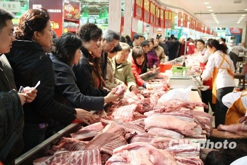 資料圖。1月份CPI等經(jīng)濟(jì)數(shù)據(jù)將于今天發(fā)布。多家機(jī)構(gòu)預(yù)計(jì)，受春節(jié)“錯(cuò)位”因素及豬肉價(jià)格回落影響，1月CPI同比漲幅在1.8%左右。從各機(jī)構(gòu)發(fā)布的報(bào)告來看，從2月開始，CPI或?qū)⑦M(jìn)入新一輪上行周期。