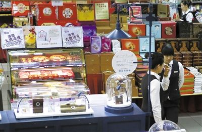 昨日，北京賽特購(gòu)物中心，擺放出售的月餅禮盒，上千元的品種僅5種。新京報(bào)記者 王叔坤 攝