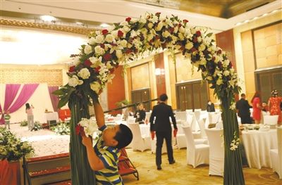 10月5日，北京萬(wàn)達(dá)索菲特酒店，婚宴剛剛結(jié)束。新人介紹，一場(chǎng)婚宴花掉父母20萬(wàn)元。新京報(bào)記者 尹亞飛