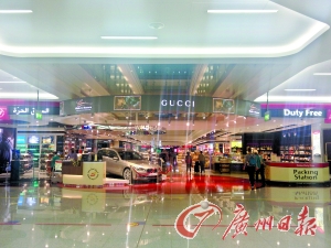 　迪拜機(jī)場(chǎng)的免稅店是不少人的血拼地。