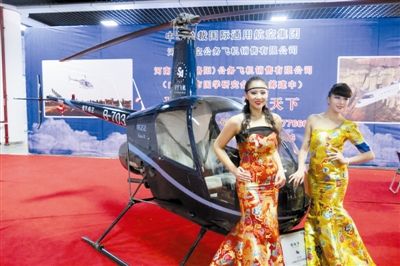 美女固然誘人，但更誘人的恐怕還是直升機