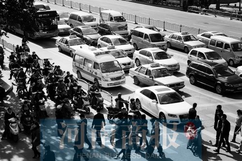 紫荊山路與商城路交叉口，見(jiàn)無(wú)車讓行，一輛救護(hù)車只好選擇右轉(zhuǎn)車道直行 記者 邱曉峰/攝