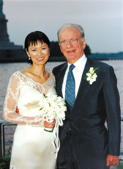 1999年6月，68歲的默多克與30歲的鄧文迪結(jié)婚。