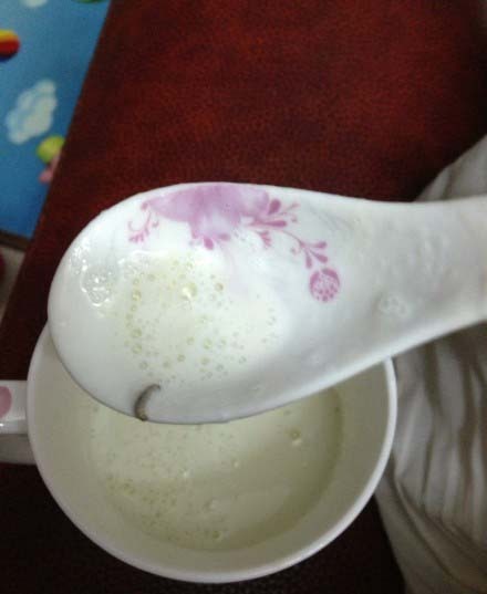 消費(fèi)者在美贊臣奶粉中吃出蟲子。