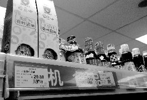 永旺超市里，兒童醬油價格不菲且品種繁多，但買的顧客較少。信息時報記者 郭柯堂 攝