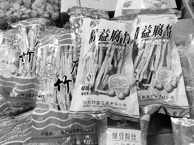 內(nèi)黃腐竹含吊白塊被曝光后，市場(chǎng)上內(nèi)黃產(chǎn)腐竹難覓蹤跡。攤主所售產(chǎn)品大多出自河南許昌和河北保定