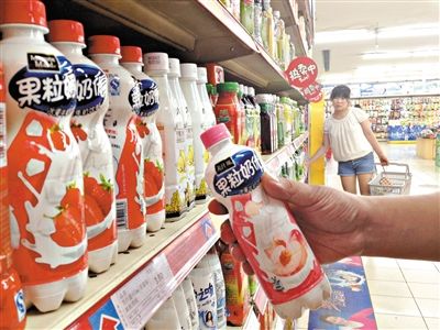 昨日，勁松京客隆超市貨架上，可口可樂(lè)果粒奶優(yōu)仍在售?？煽诳蓸?lè)公司昨日發(fā)表聲明稱(chēng)，已使用25公斤可能受到肉毒桿菌污染的乳粉，用于生產(chǎn)個(gè)別批次的美汁源果粒奶優(yōu)。新京報(bào)記者 韓萌 攝