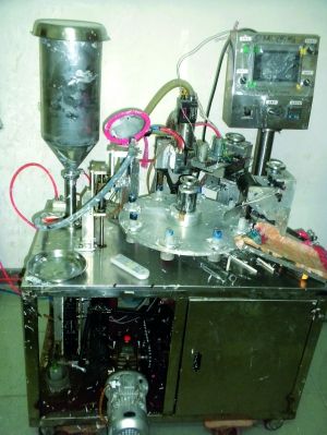 行動(dòng)中查獲的假冒“高露潔”牙膏和制假機(jī)械。信息時(shí)報(bào)記者鄭啟文 攝