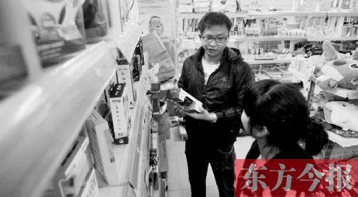 大學(xué)生創(chuàng)業(yè)孵化園內(nèi)，大學(xué)生S團實體店的工作人員在向兩個同學(xué)推介商品