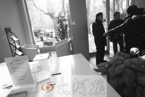 人民路上的這家商店,夜間疑被一男子隔著門縫用長竿偷走一臺(tái)蘋果ipad air。