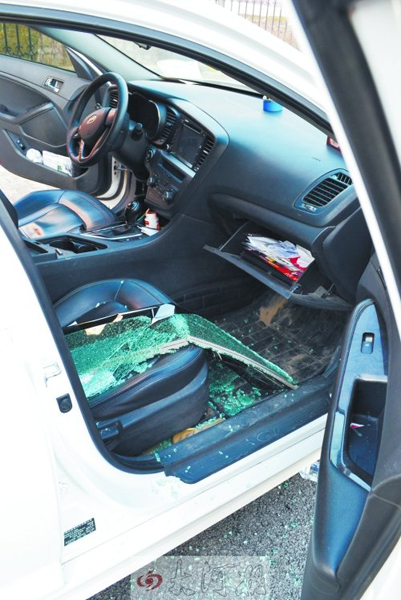 車玻璃被砸碎，車內(nèi)被翻動(dòng)。